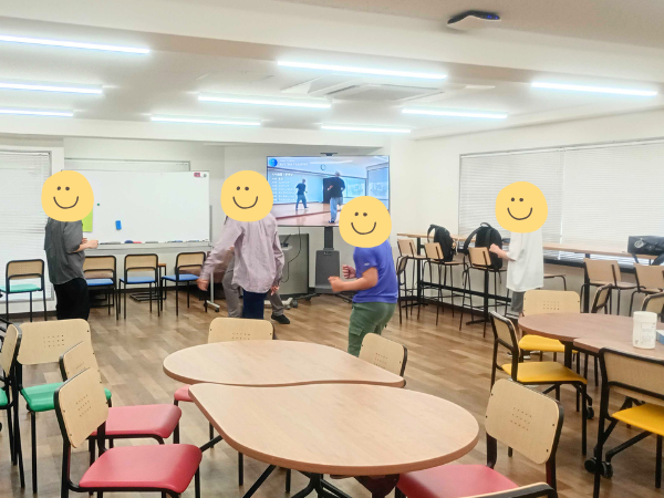 大阪にあるフリースクール、クラーク国際中等部大阪天王寺キャンパス、ゆる筋トレ、エクササイズ、ダンス、ダンスエクササイズ、