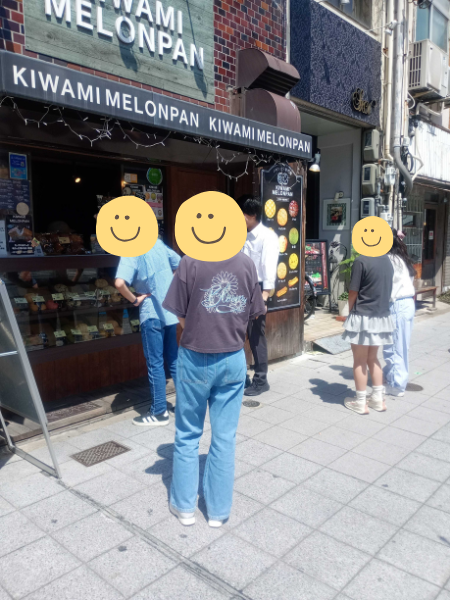 大阪にあるフリースクール、クラーク国際中等部大阪天王寺キャンパス、バズ散歩、バズる、メロンパン、大阪は暑い、写真撮影、