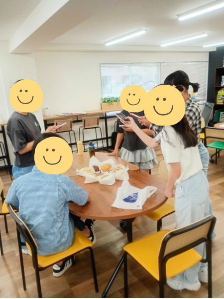 大阪にあるフリースクール、クラーク国際中等部大阪天王寺キャンパス、バズ散歩、バズる、メロンパン、大阪は暑い、写真撮影、
