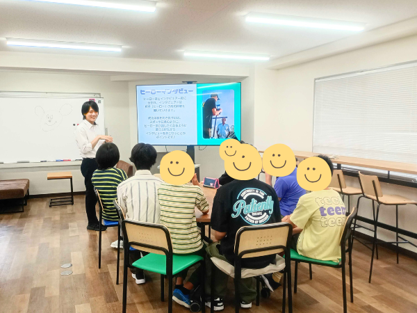 大阪にあるフリースクール、クラーク国際中等部大阪天王寺キャンパス、自分探しの授業、ヒーローインタビュー、