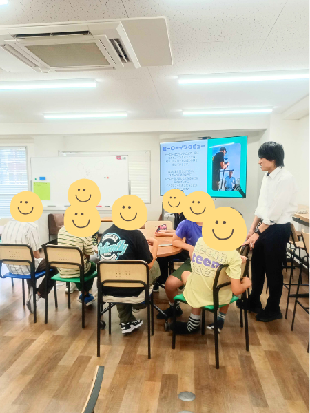大阪にあるフリースクール、クラーク国際中等部大阪天王寺キャンパス、自分探しの授業、ヒーローインタビュー、