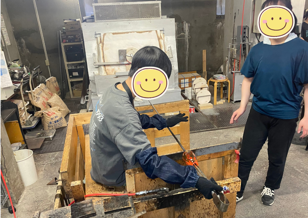 吹きガラス体験　成形作業