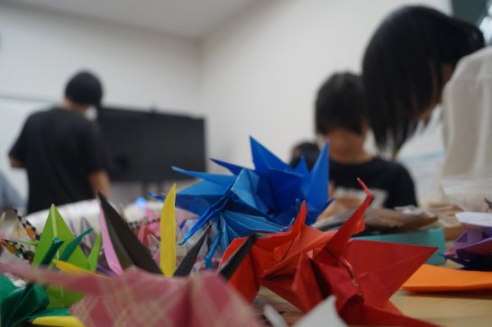 名古屋にあるフリースクール、クラーク国際中等部名古屋キャンパスの授業の様子（スローガン装飾用の折り紙）