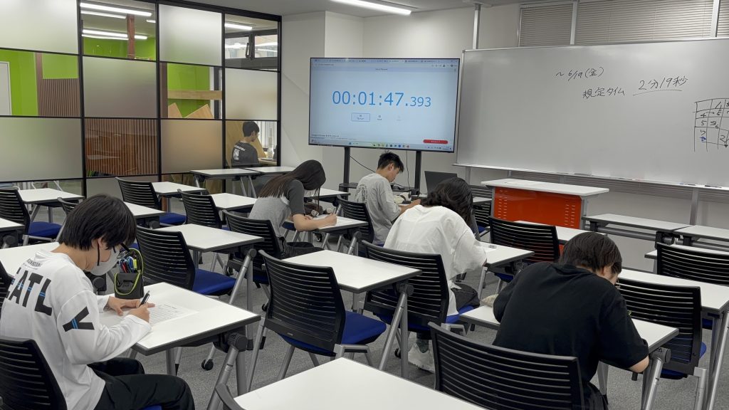 埼玉県所沢市にあるフリースクール、クラーク国際中等部所沢キャンパスで行った二乗マス計算大会の様子
