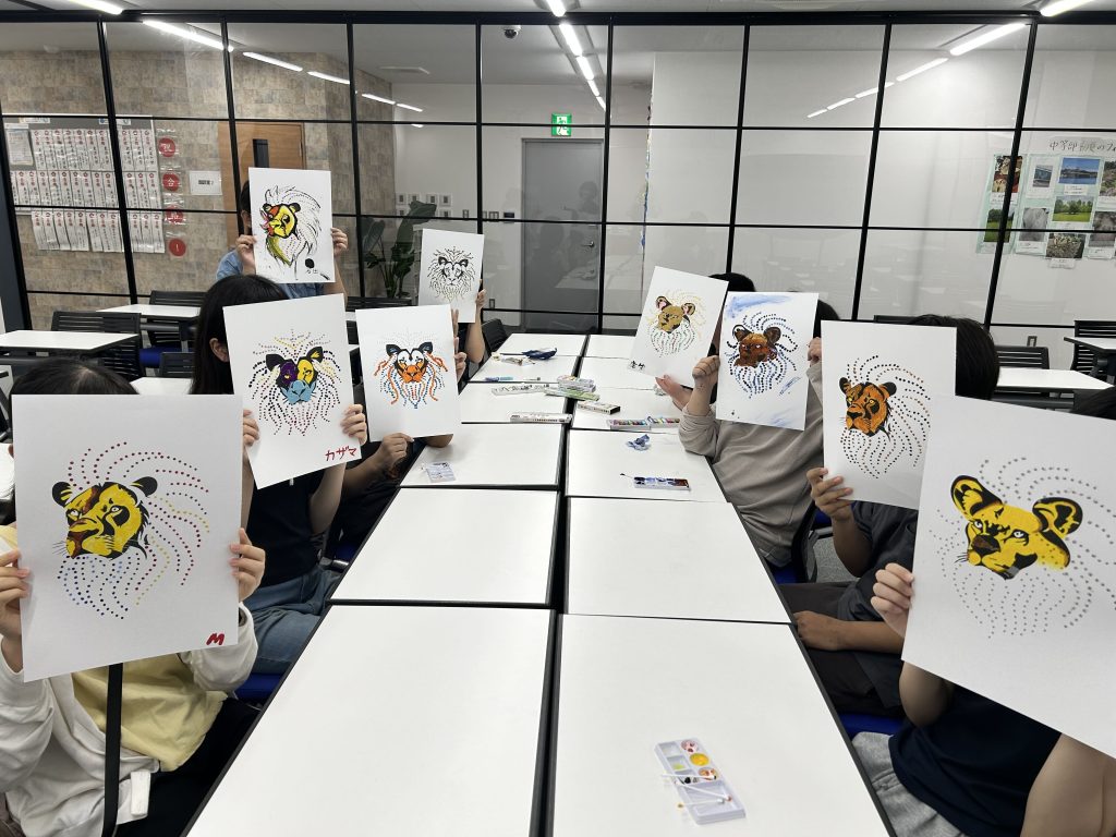埼玉県所沢市にあるフリースクール、クラーク国際中等部所沢キャンパスで行った、綿棒を使ったドット絵制作の様子