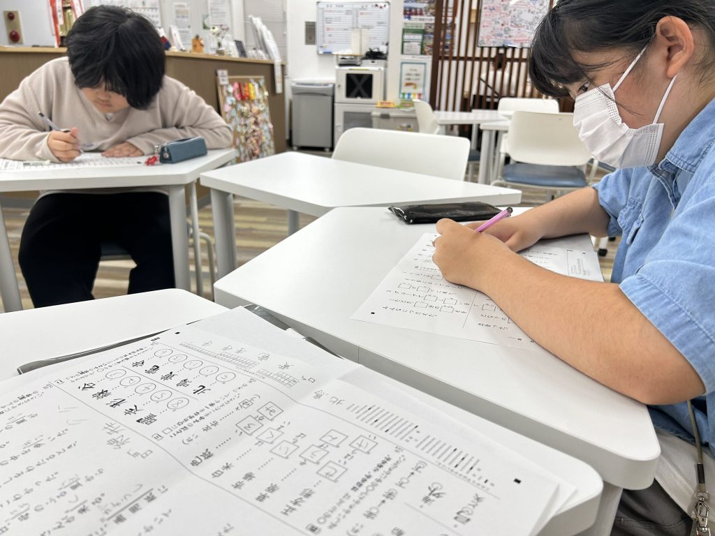 埼玉県所沢市にあるフリースクール、クラーク国際中等部所沢キャンパスで漢字検定の問題に取り組む様子