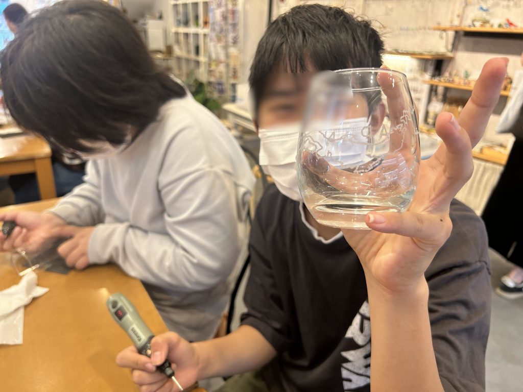 埼玉県所沢市にあるフリースクール、クラーク国際中等部所沢キャンパスで行った、彫り絵グラス作り体験の様子