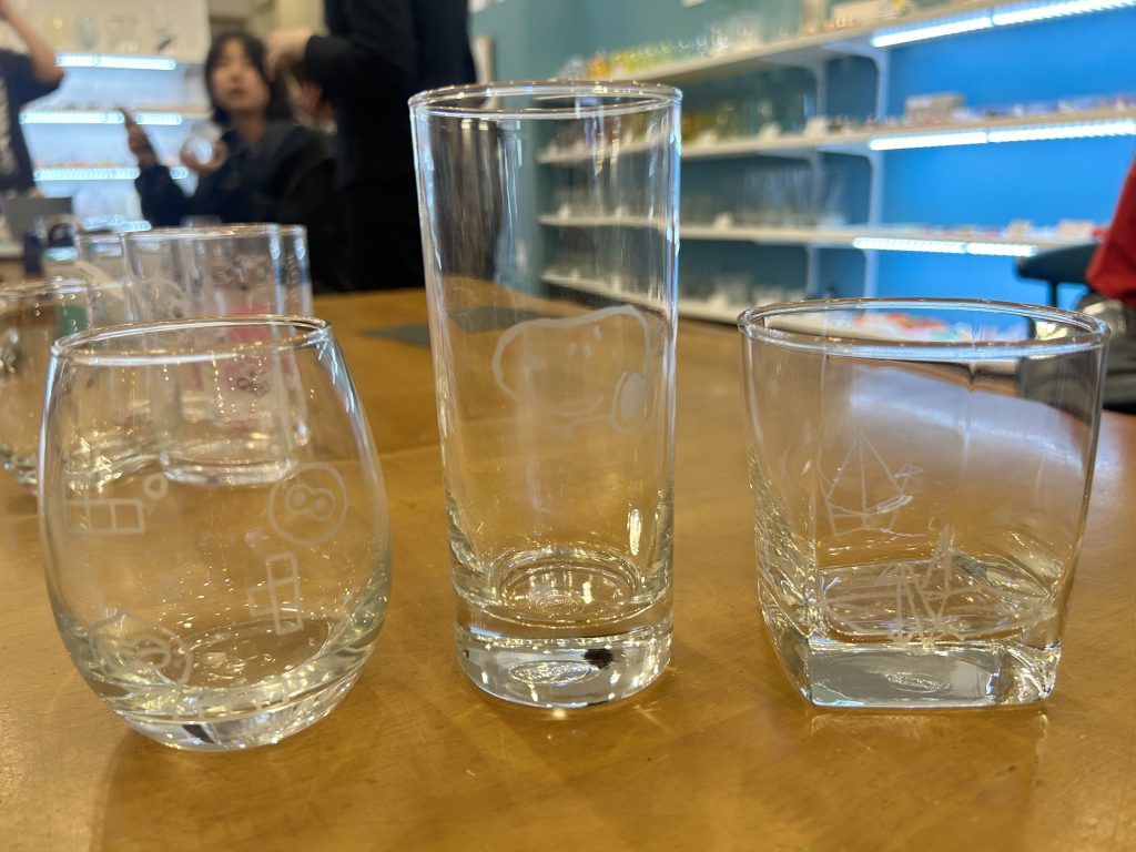 埼玉県所沢市にあるフリースクール、クラーク国際中等部所沢キャンパスで行った、彫り絵グラス作り体験の様子