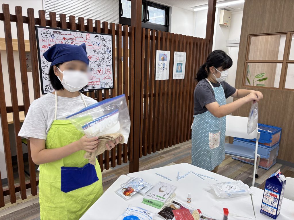 埼玉県所沢市にあるフリースクール、クラーク国際中等部所沢キャンパスで行った調理実習（アイスクリーム作り）の様子