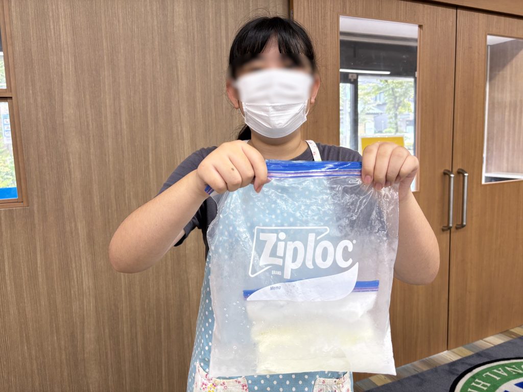 埼玉県所沢市にあるフリースクール、クラーク国際中等部所沢キャンパスで行った調理実習（アイスクリーム作り）の様子