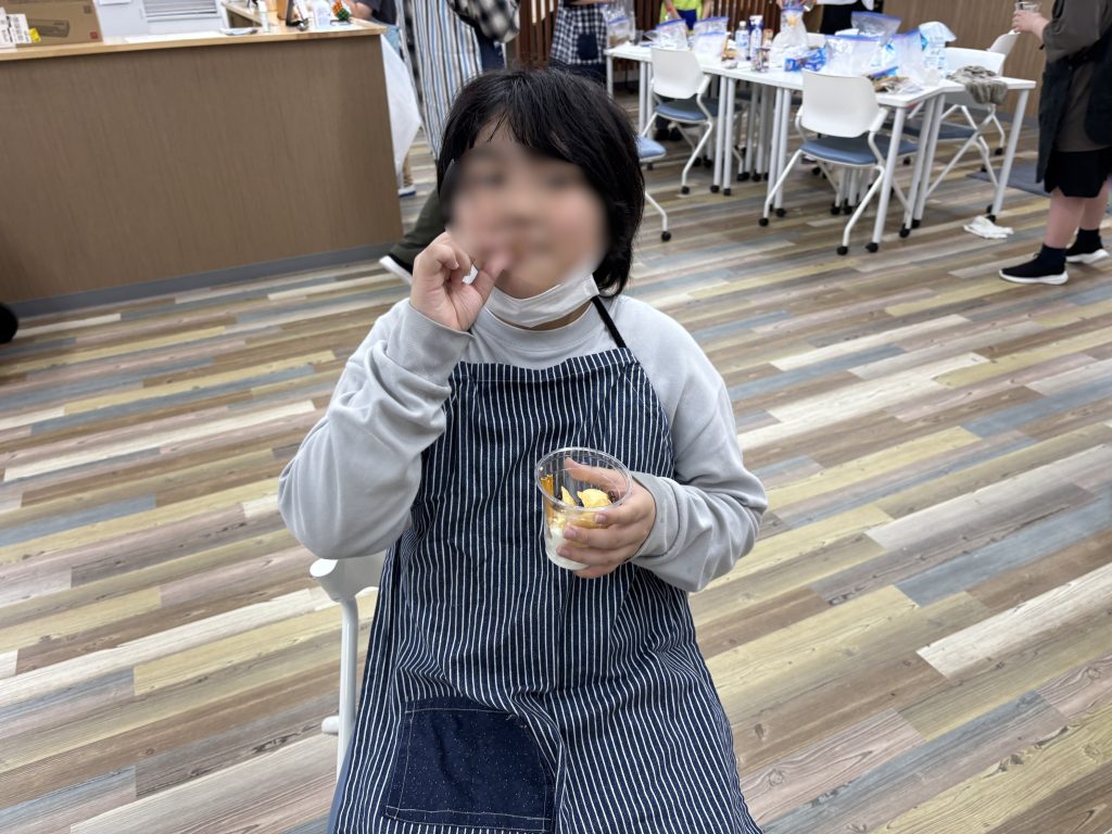 埼玉県所沢市にあるフリースクール、クラーク国際中等部所沢キャンパスで行った調理実習（アイスクリーム作り）の様子