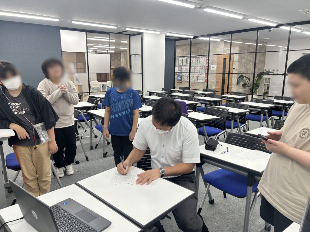 埼玉県所沢市にあるフリースクール、クラーク国際中等部所沢キャンパスで行った二乗マス計算大会の様子
