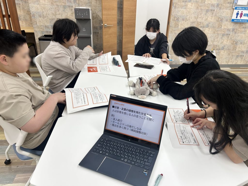 埼玉県所沢市にあるフリースクール、クラーク国際中等部所沢キャンパスで行った心理学入門の授業の様子