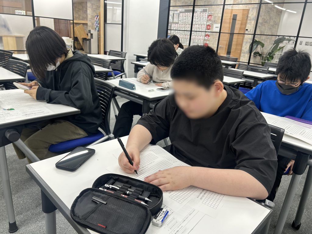 埼玉県所沢市にあるフリースクール、クラーク国際中等部所沢キャンパスで行った作文練習の様子