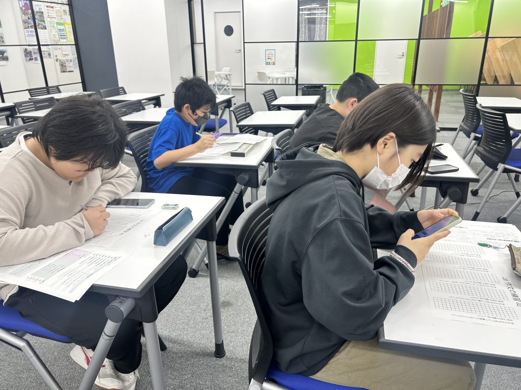 埼玉県所沢市にあるフリースクール、クラーク国際中等部所沢キャンパスで行った作文練習の様子