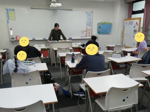 兵庫県にあるフリースクール、クラーク国際中等部芦屋キャンパスの国語の授業の様子