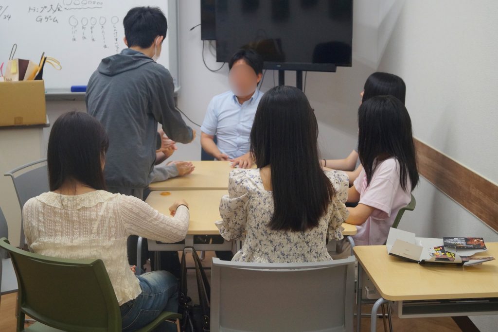 名古屋にあるフリースクール、クラーク国際中等部名古屋キャンパスの授業の様子（生徒企画の準備）