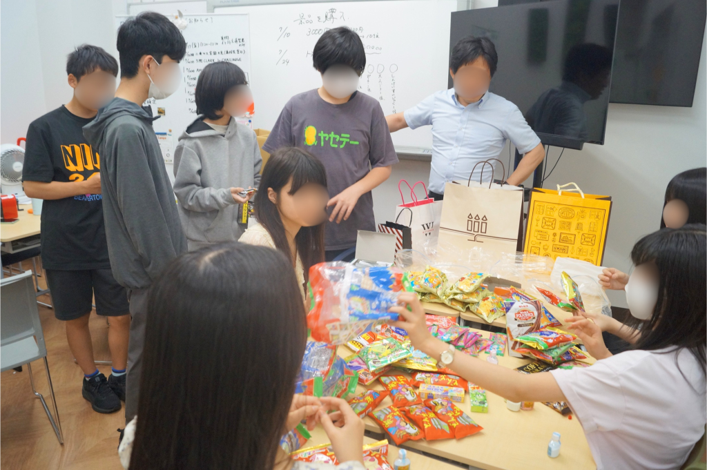 名古屋にあるフリースクール、クラーク国際中等部名古屋キャンパスの授業の様子（生徒企画の準備）