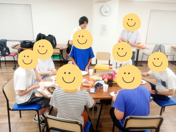 大阪にあるフリースクール、クラーク国際中等部大阪天王寺キャンパス、文化祭、打ち上げ、ビンゴ大会、景品、ハンディーファン、ボイスチェンジャー、お菓子、