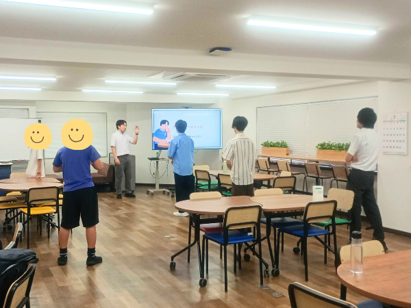 大阪にあるフリースクール、クラーク国際中等部大阪天王寺キャンパス、ゆる筋トレ、筋トレ、体操、頭の体操、