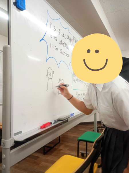 大阪にあるフリースクール、クラーク国際中等部大阪天王寺キャンパス、お絵描き、すきま時間、休み時間、ホワイトボード、