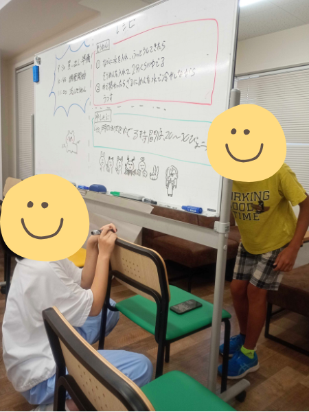 大阪にあるフリースクール、クラーク国際中等部大阪天王寺キャンパス、お絵描き、すきま時間、休み時間、ホワイトボード、
