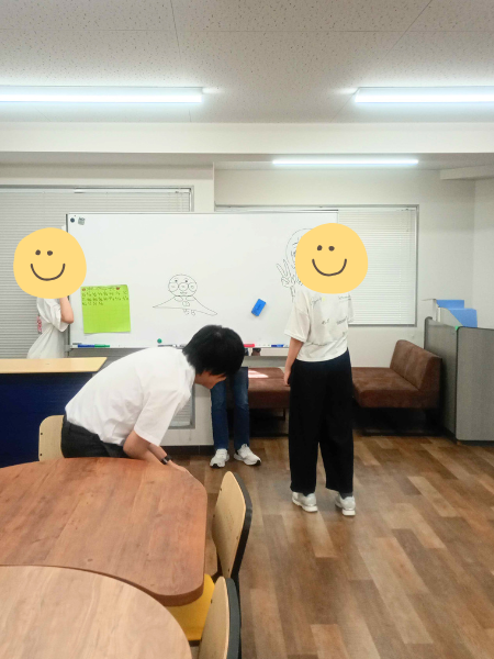大阪にあるフリースクール、クラーク国際中等部大阪天王寺キャンパス、お絵描き、すきま時間、休み時間、ホワイトボード、