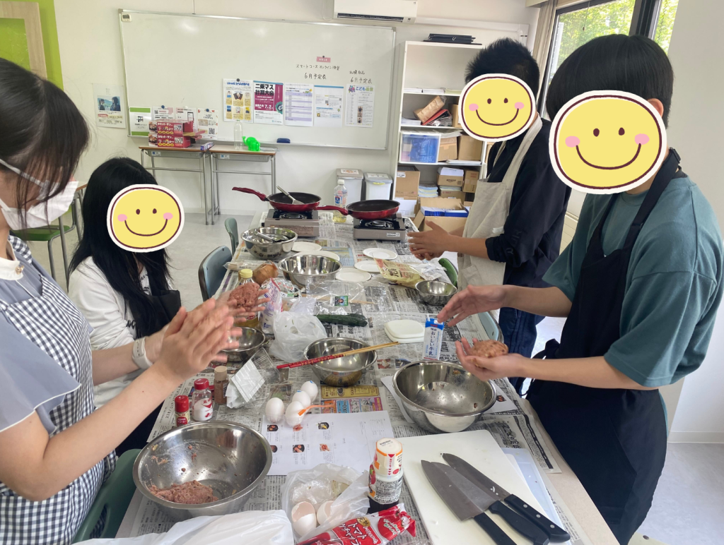 ハンバーグの成形作業