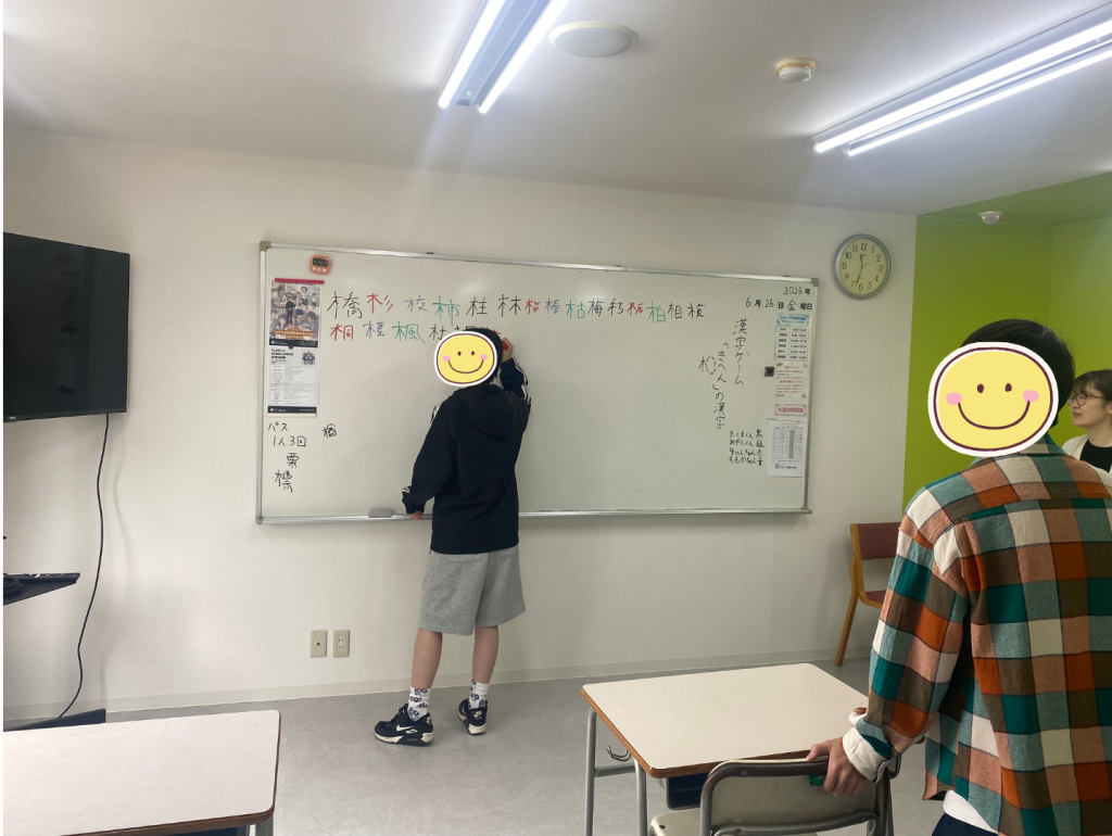 【授業紹介】国語　漢字当てゲームで漢字を書き出している様子