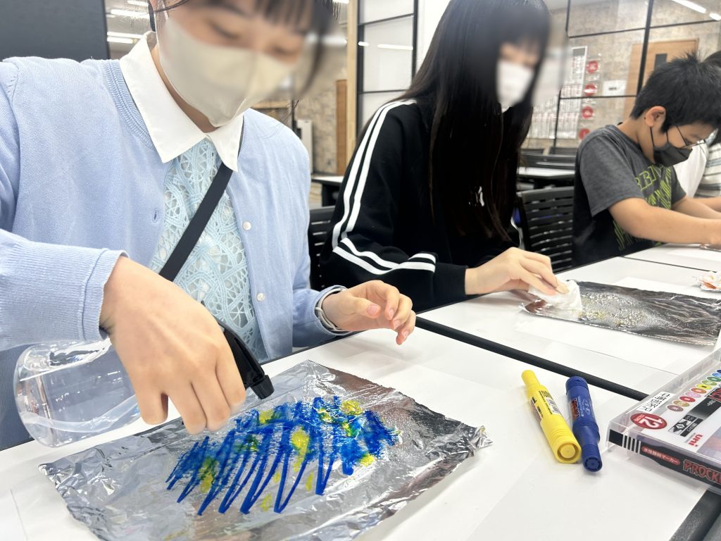 埼玉県所沢市にあるフリースクール、クラーク国際中等部所沢キャンパスで行ったにじみ絵制作の様子