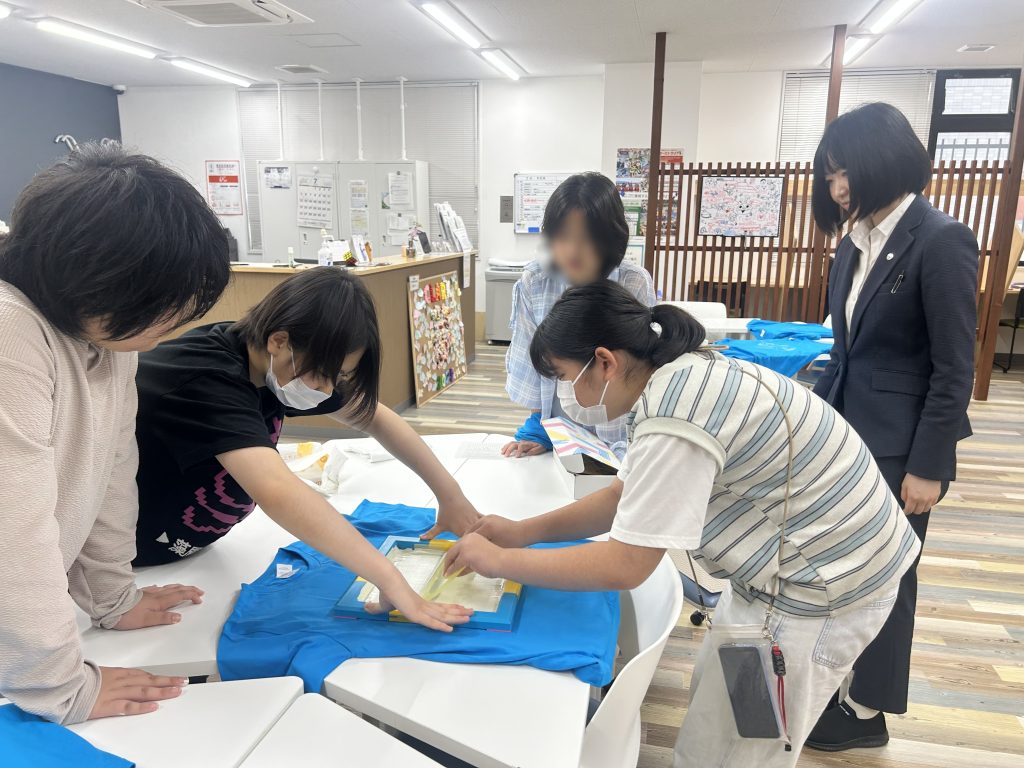 埼玉県所沢市にあるフリースクール、クラーク国際中等部所沢キャンパスで行ったオリジナルTシャツ作りの様子