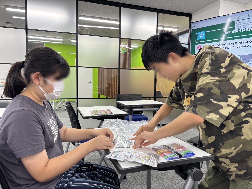 埼玉県所沢市にあるフリースクール、クラーク国際中等部所沢キャンパスで行った保冷剤作りの実験の様子