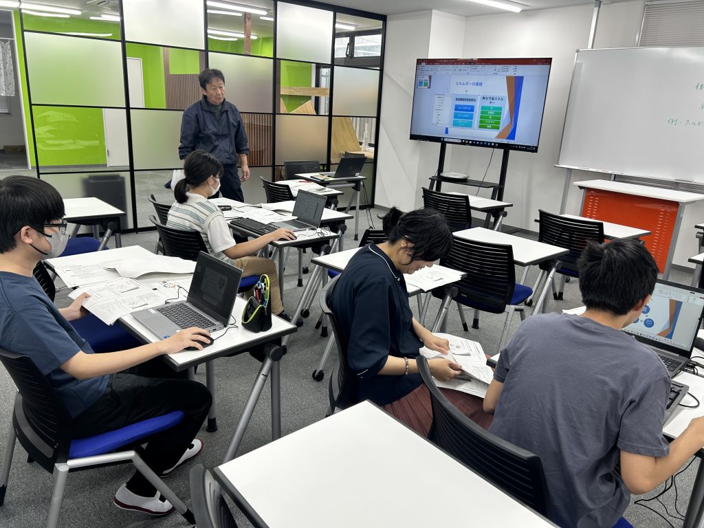 埼玉県所沢市にあるフリースクール、クラーク国際中等部所沢キャンパスで行った日商PC検定対策講座の様子