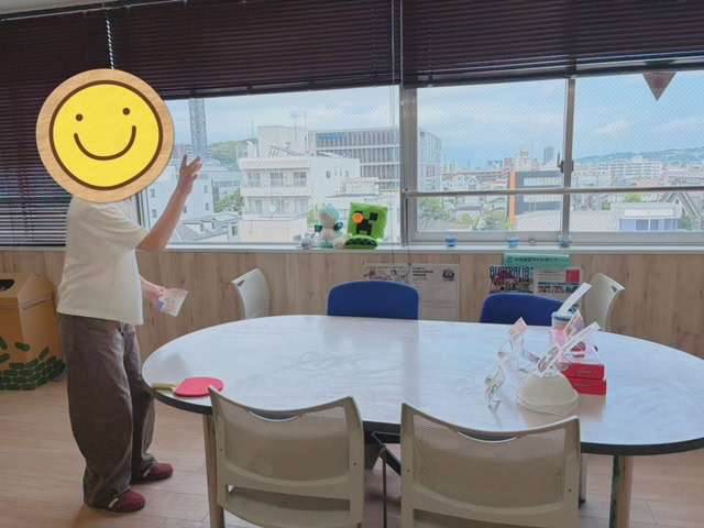 静岡にあるフリースクール、クラーク国際中等部静岡キャンパスの卓球レクの様子