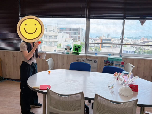 静岡にあるフリースクール、クラーク国際中等部静岡キャンパスの卓球レクの様子