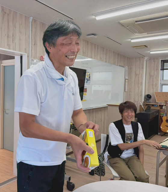 静岡にあるフリースクール、クラーク国際中等部静岡キャンパスの流しそうめんの様子