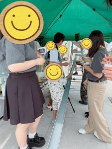 静岡にあるフリースクール、クラーク国際中等部静岡キャンパスの流しそうめんの様子
