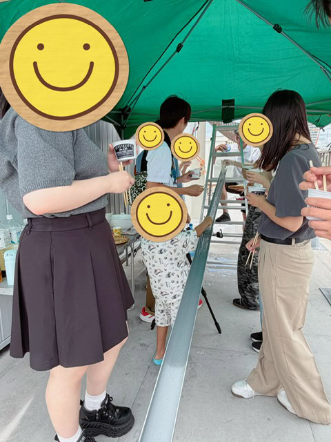 静岡にあるフリースクール、クラーク国際中等部静岡キャンパスの流しそうめんの様子