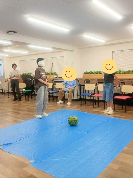 大阪にあるフリースクール、クラーク国際中等部大阪天王寺キャンパス、スイカ割り大会、夏のイベント、赤いスイカ、黄色いスイカ、