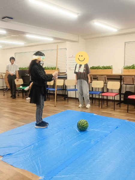 大阪にあるフリースクール、クラーク国際中等部大阪天王寺キャンパス、スイカ割り大会、夏のイベント、赤いスイカ、黄色いスイカ、