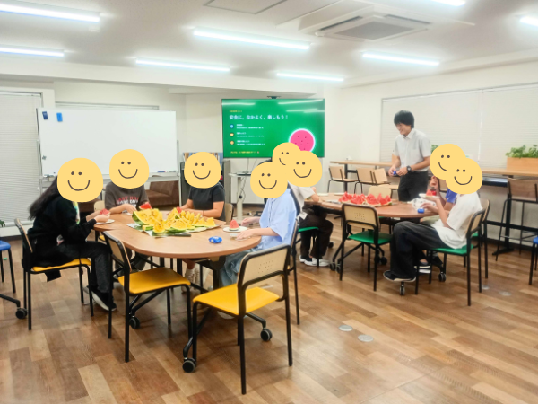 大阪にあるフリースクール、クラーク国際中等部大阪天王寺キャンパス、スイカ割り大会、夏のイベント、赤いスイカ、黄色いスイカ、