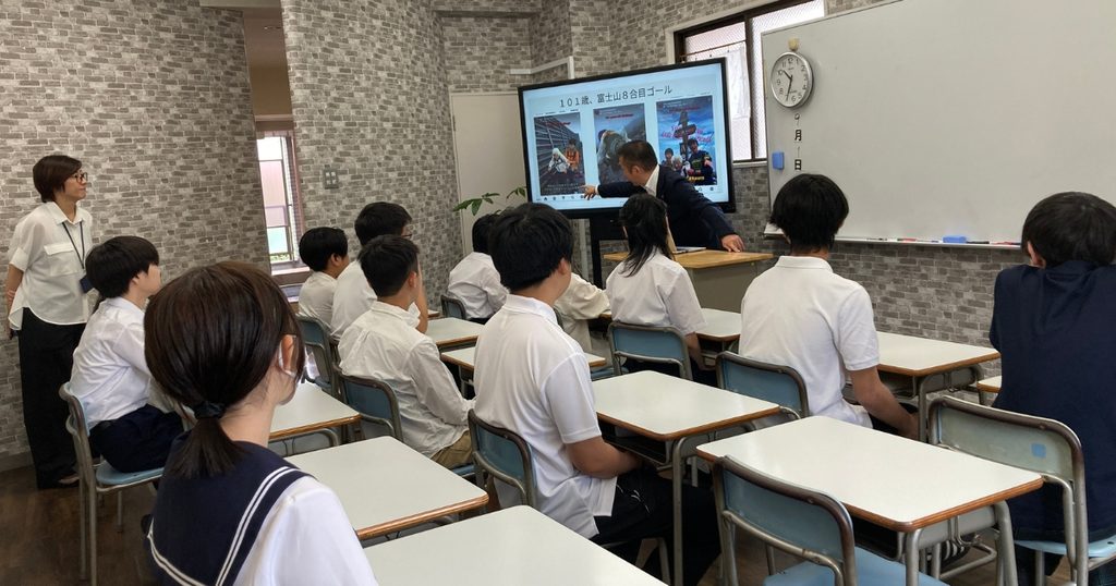東京にあるフリースクール、クラーク国際中等部東京キャンパスの授業の様子