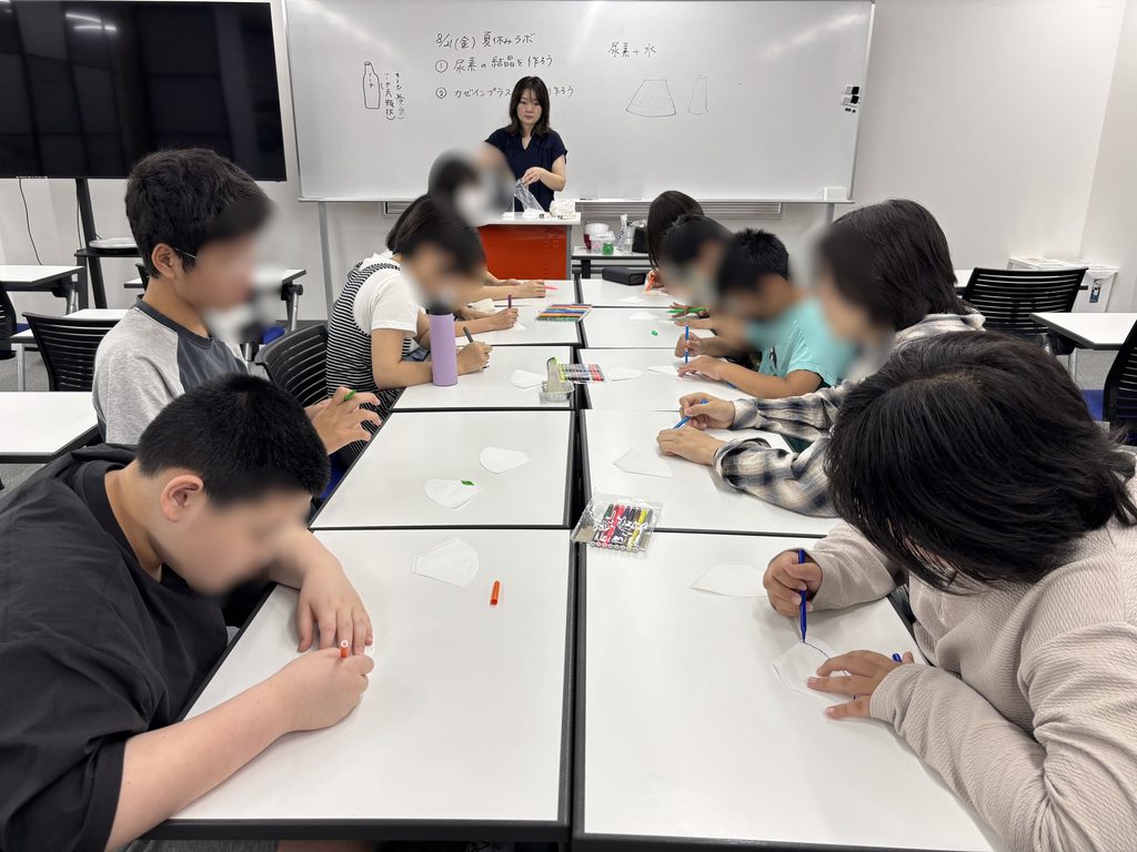 埼玉県所沢市にあるフリースクール、クラーク国際中等部所沢キャンパスで行った夏休みラボの様子