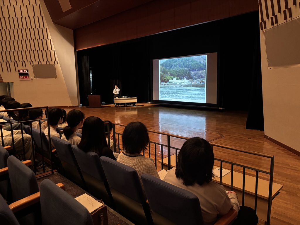 埼玉県所沢市にあるフリースクール、クラーク国際中等部所沢キャンパスで行った震災講演会の様子