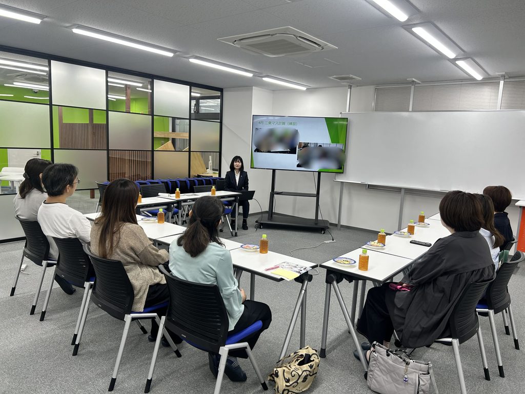 埼玉県所沢市にあるフリースクール、クラーク国際中等部所沢キャンパスで行った親カフェ（保護者会）の様子