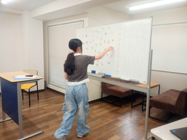 大阪にあるフリースクール、クラーク国際中等部大阪天王寺キャンパス、2学期、2学期始業式、始業式、オンライン全校集会、文字とりしりとり、880万人訓練、