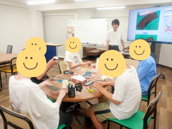 大阪にあるフリースクール、クラーク国際中等部大阪天王寺キャンパス、ものづくりの授業、ランタン作り、大阪、フリースクール、天王寺、クラーク、