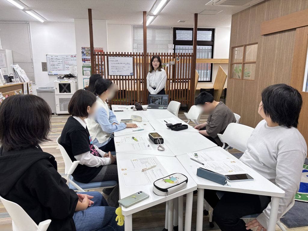 埼玉県所沢市にあるフリースクール、クラーク国際中等部所沢キャンパスで行った文化祭準備の様子