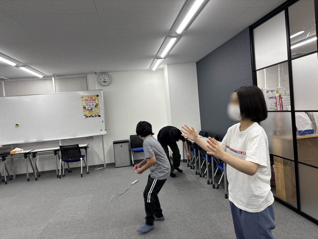 埼玉県所沢市にあるフリースクール、クラーク国際中等部所沢キャンパスで行ったペットボトルキャップ野球の様子