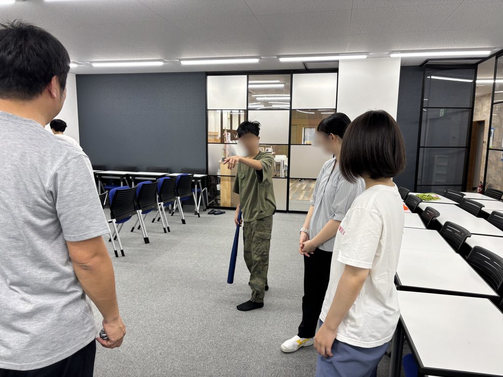 埼玉県所沢市にあるフリースクール、クラーク国際中等部所沢キャンパスで行ったペットボトルキャップ野球の様子